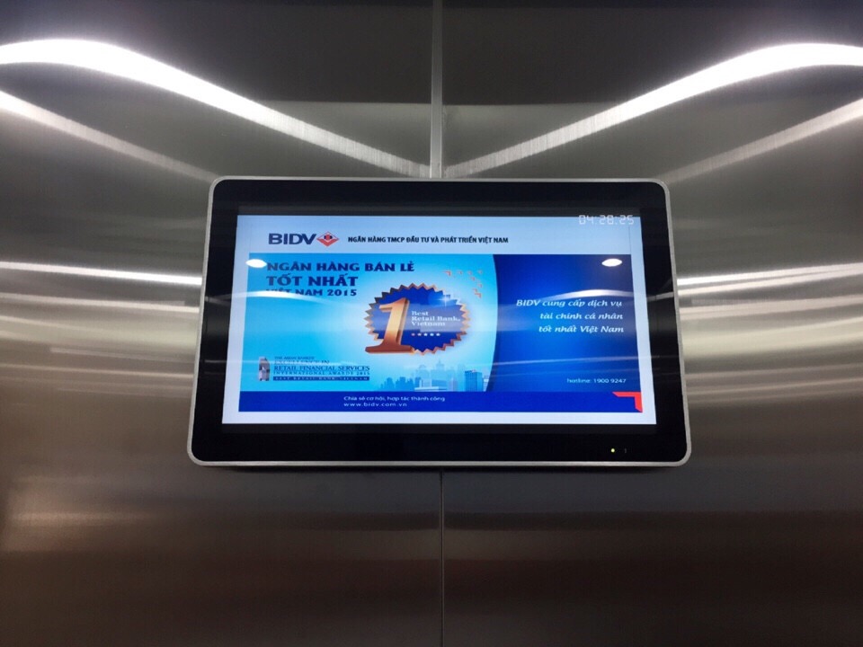 màn hình LCD quảng cáo trong thang máy