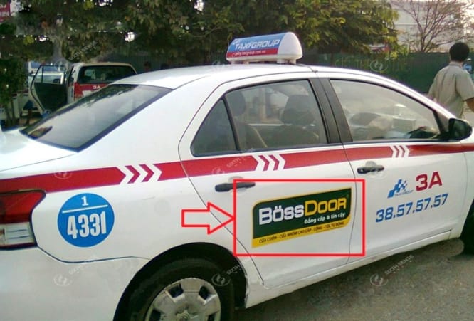 Quảng cáo trên cánh cửa xe Taxi Group Bossdoor