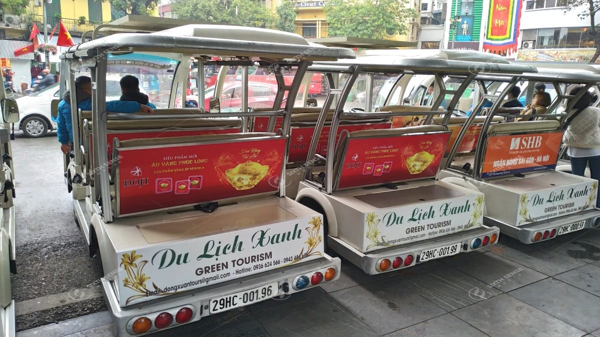 Quảng cáo trên xe ô tô điện du lịch tại Hà Nội