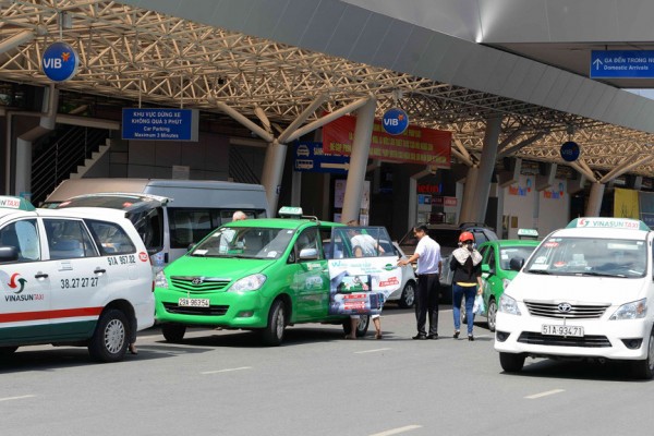 Quảng cáo taxi: “Lợi kép” cho doanh nghiệp và taxi truyền thống