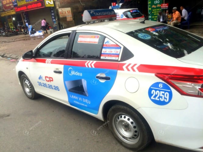 Điều hòa Midea quảng cáo trên cửa xe taxi Group tại Hà Nội