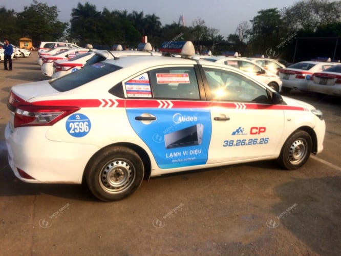 Điều hòa Midea quảng cáo trên cửa xe taxi Group tại Hà Nội