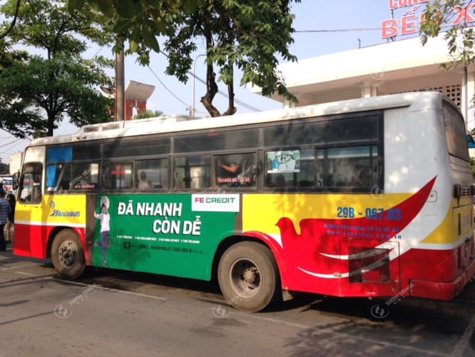 FE CREDIT quảng cáo trên xe buýt tại Hà Nội