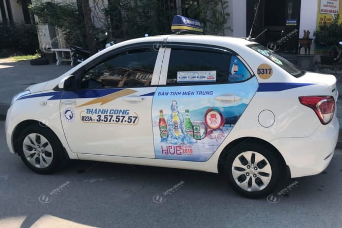 Huda Huế quảng cáo trên xe taxi Thành Công ở Quảng Nam