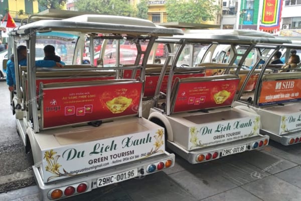 quảng cáo trên xe ô tô điện du lịch tại Hà Nội