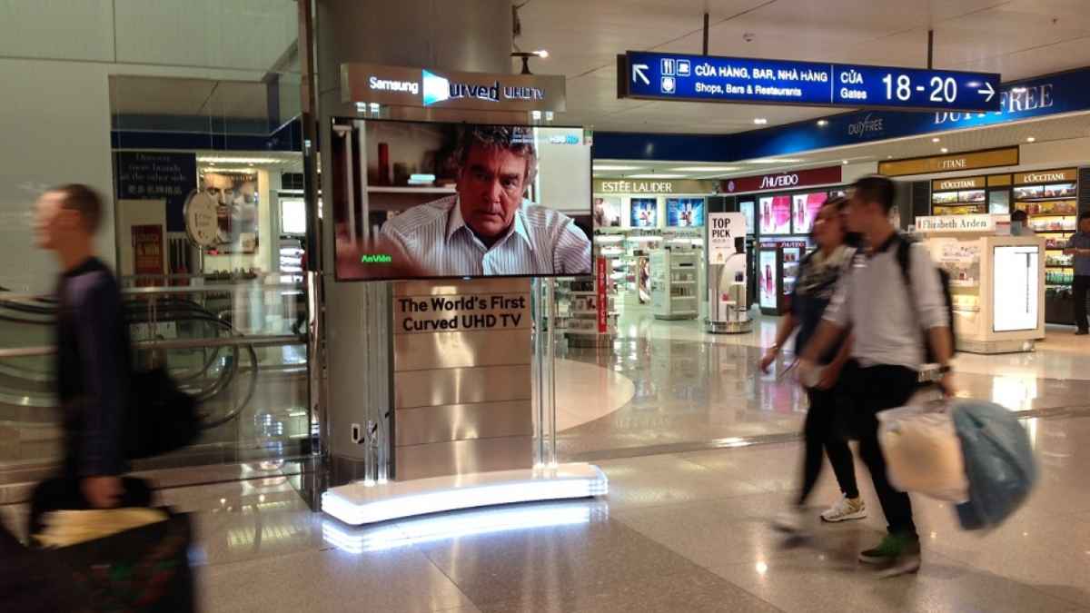 Poster Frame Tại Sân Bay, Bệnh Viện Và Địa Điểm Công Cộng
