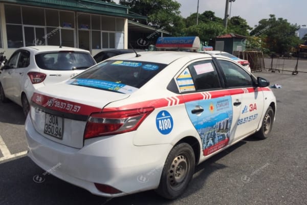 Quảng cáo trên xe taxi tại Hà Nội