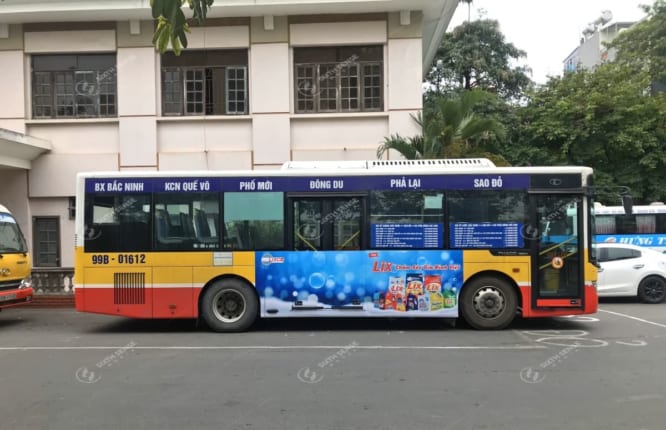 quảng cáo trên thành xe bus
