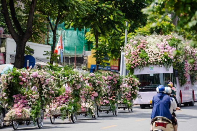 Ecopark tiếp tục tổ chức roadshow mang hoa đi khắp Hà Nội