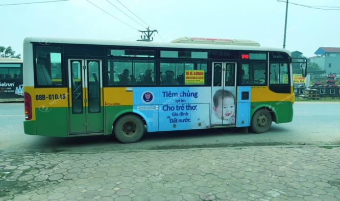 Tuyên truyền về tiêm chủng trẻ em bằng quảng cáo xe bus Vĩnh Phúc