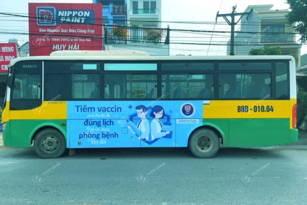Tuyên truyền về tiêm chủng trẻ em bằng quảng cáo xe bus Vĩnh Phúc