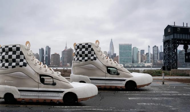 Bất ngờ với đôi Vans khổng lồ di chuyển trên đường phố New York
