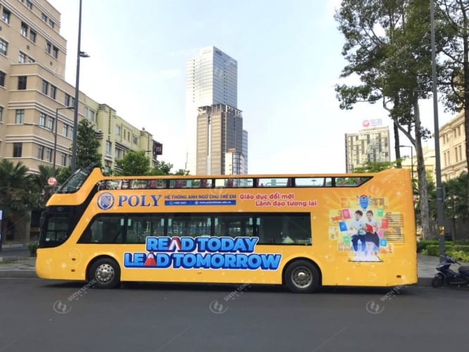 poly-vang-tuoi-xuong-pho-trong-du-an-roadshow-xe-bus-2-tang-2023