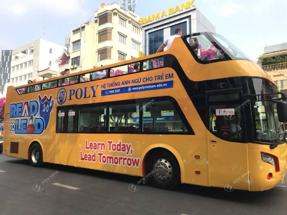 poly-vang-tuoi-xuong-pho-trong-du-an-roadshow-xe-bus-2-tang-2023