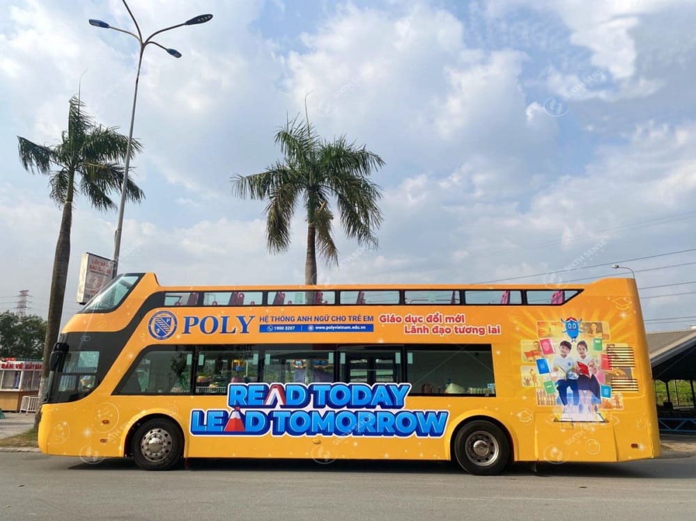 poly-vang-tuoi-xuong-pho-trong-du-an-roadshow-xe-bus-2-tang-2023