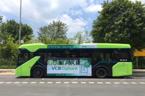 Quảng cáo trên xe buýt điện VinBus cho dịch vụ “Gọi Taxi”
