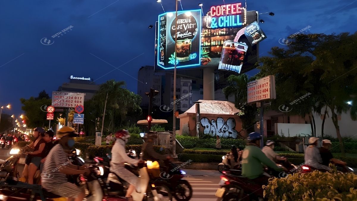 Đặc điểm kỹ thuật và hệ thống vận hành màn hình LED có thể ảnh hưởng đến mức giá quảng cáo theo từng vị trí