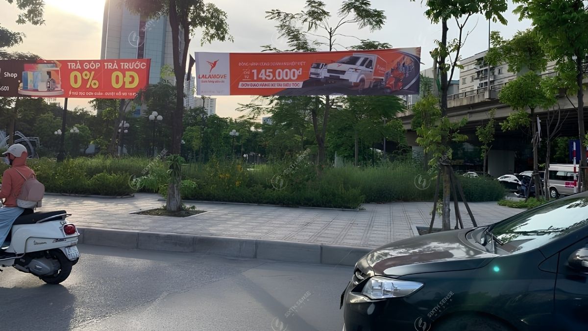 Phướn Quảng Cáo Là Gì? 6 Cách Treo Banner, Phướn, Băng Rôn Hiệu Quả 9 Phướn quảng cáo được triển khai dọc tuyến đường, tạo điểm nhấn trực quan cho chiến dịch (Nguồn dự án SSM)