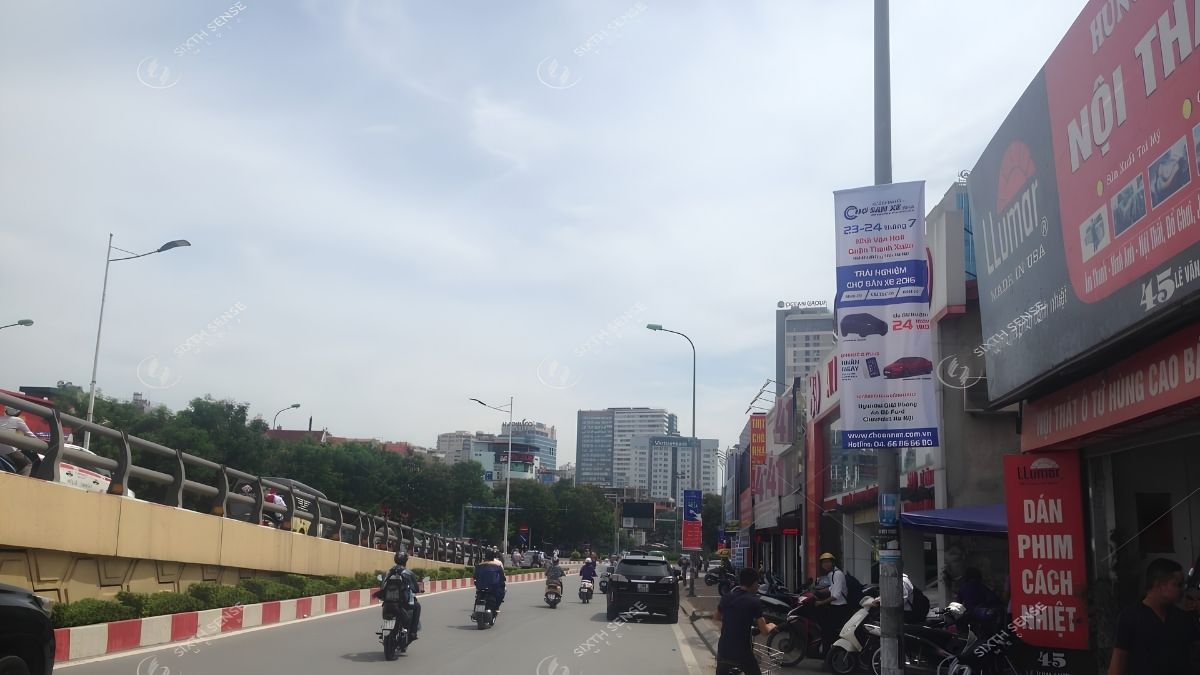 Phướn Quảng Cáo Là Gì? 6 Cách Treo Banner, Phướn, Băng Rôn Hiệu Quả 1 Treo phướn quảng cáo tại các tuyến đường và khu vực đông người giúp tăng độ phủ thương hiệu
