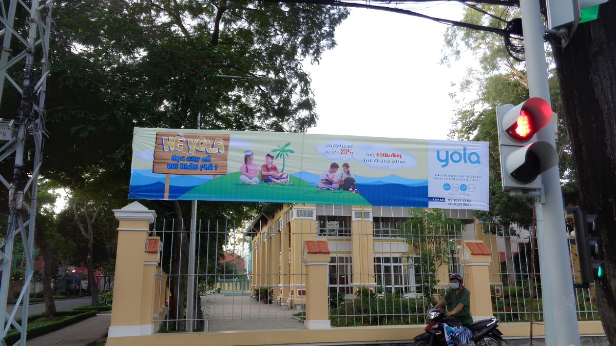 Phướn Quảng Cáo Là Gì? 6 Cách Treo Banner, Phướn, Băng Rôn Hiệu Quả 3 So sánh phướn, banner và băng rôn theo kiểu dáng, cách treo và mục đích sử dụng