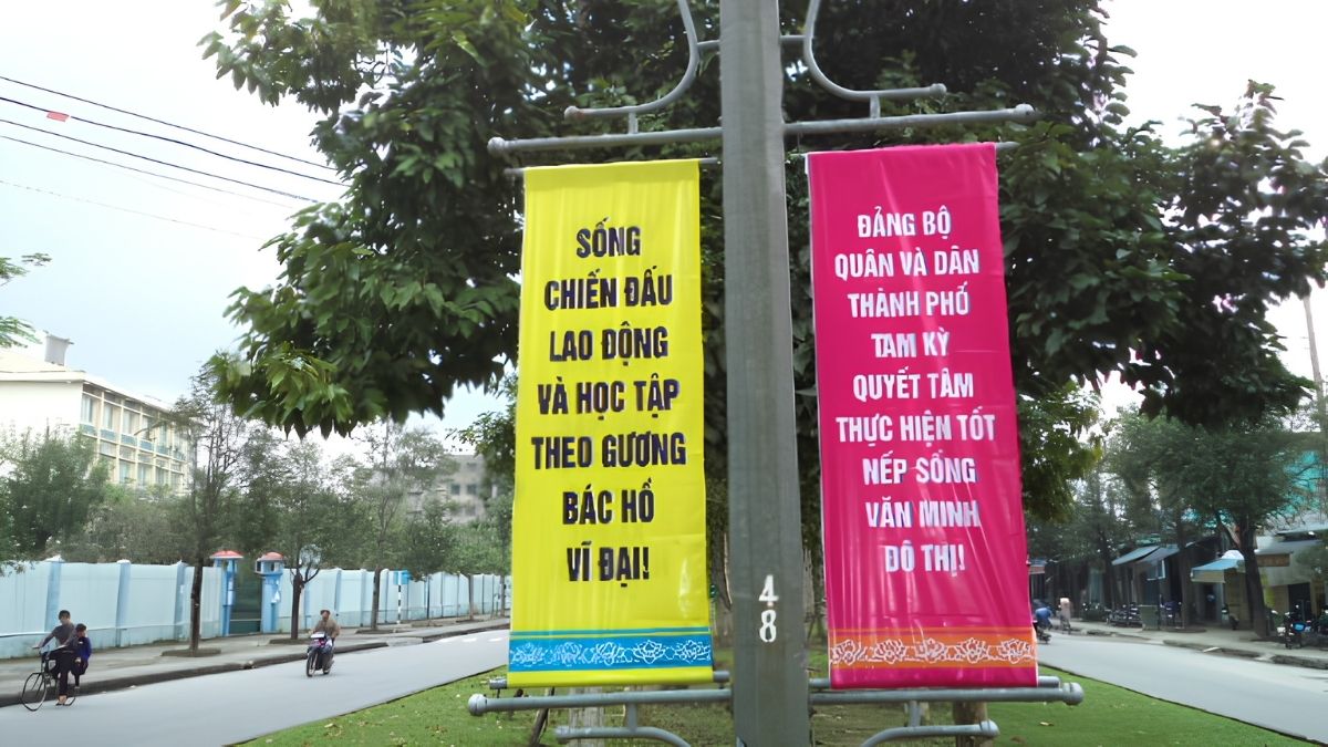 Phướn Là Gì? Các Loại, Kích Thước Và Chất Liệu Của Phướn Quảng Cáo 13 Cờ phướn được thiết kế đồng bộ giúp hình ảnh thương hiệu trở nên nổi bật và chuyên nghiệp hơn trên đường phố. (Nguồn: SSM)