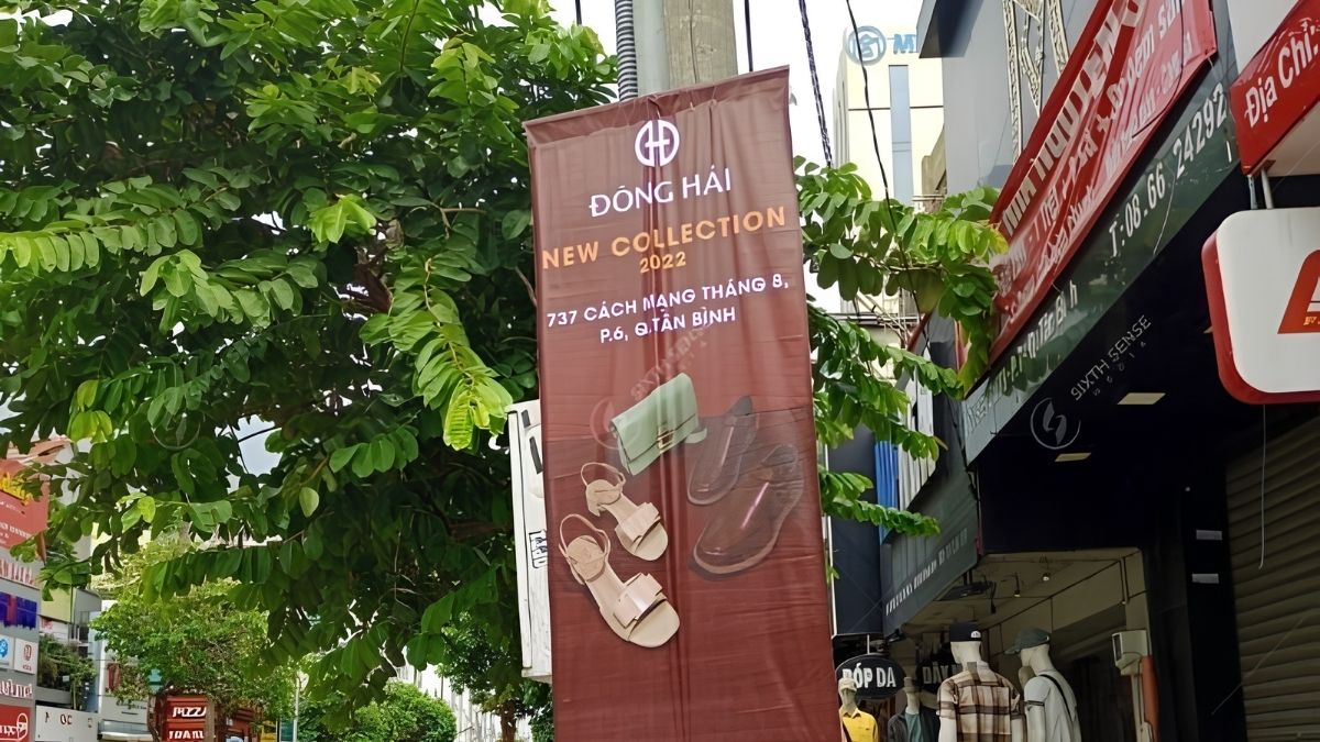 Phướn Là Gì? Các Loại, Kích Thước Và Chất Liệu Của Phướn Quảng Cáo 18 Cờ phướn với bố cục rõ ràng, hình ảnh nổi bật là lựa chọn phù hợp cho nhiều hoạt động truyền thông ngoài trời. (Nguồn: SSM)