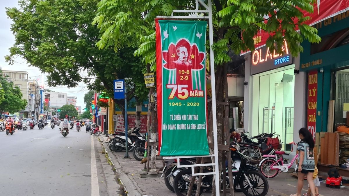 Phướn Là Gì? Các Loại, Kích Thước Và Chất Liệu Của Phướn Quảng Cáo 19 Từ thiết kế tối giản đến nổi bật, các mẫu cờ phướn mang đến nhiều ý tưởng để doanh nghiệp lựa chọn cho chiến dịch. (Nguồn: SSM)