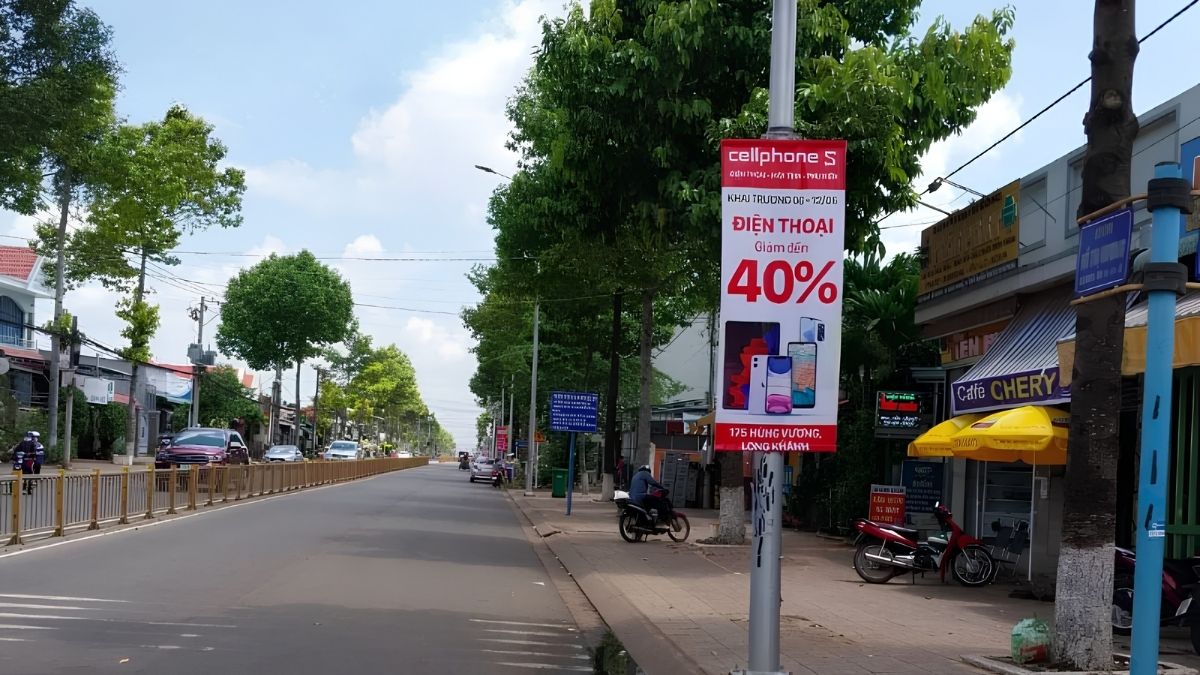 Phướn Là Gì? Các Loại, Kích Thước Và Chất Liệu Của Phướn Quảng Cáo 20 Chi phí cờ phướn phụ thuộc vào loại phướn, kích thước, chất liệu, số lượng và yêu cầu thi công của từng chiến dịch. (Nguồn: SSM)