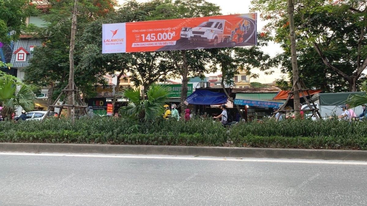 Phướn Là Gì? Các Loại, Kích Thước Và Chất Liệu Của Phướn Quảng Cáo 4 Phướn ngang có diện tích hiển thị rộng, phù hợp với sự kiện, cổng chào và các khu vực có mặt bằng lớn. (Nguồn: SSM)