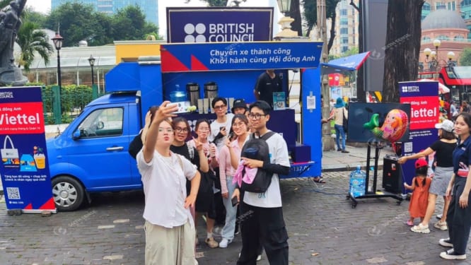Activation ấn tượng trên xe tải cánh dơi của British Council Vietnam