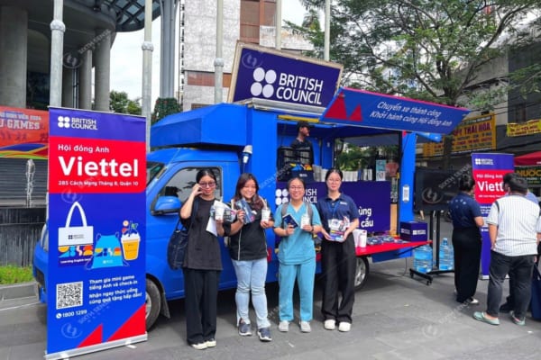 Activation ấn tượng trên xe tải cánh dơi của British Council Vietnam