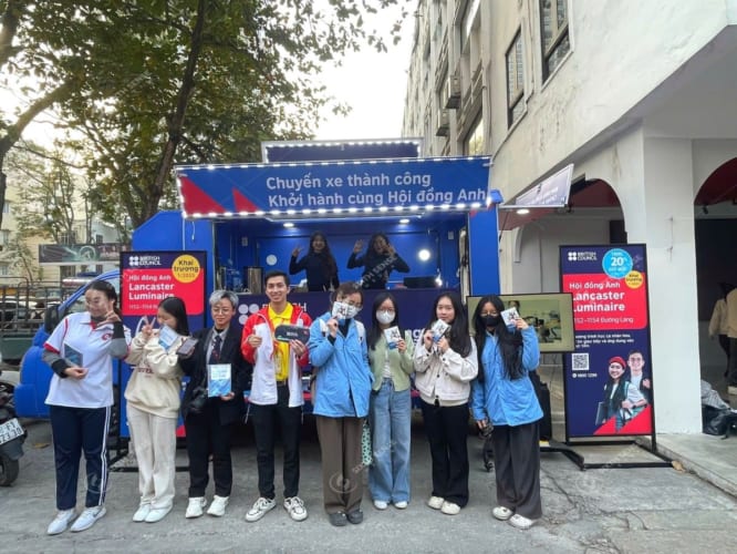 Activation ấn tượng trên xe tải cánh dơi của British Council Vietnam