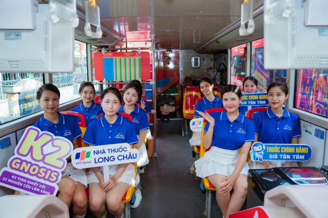 Tầng 2 xe bus có PB PG tổ chức Activation tương tác với khách hàng
