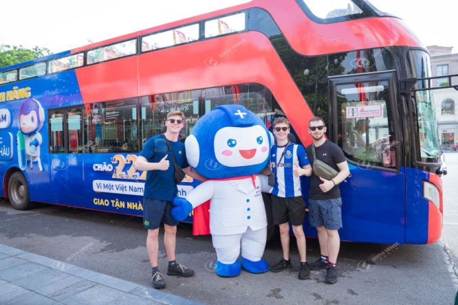 Xe bus 2 tầng với Mascot của Long Châu